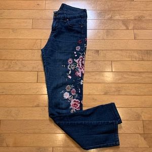 Celebrity Pink ⎮ Floral embroidered skinny jeans